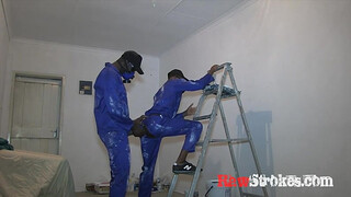 Чернокожие геи-ремонтники сделали перерыв и трахнулись в позе раком в жопу