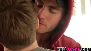 Мускулистый парень прижимает к себе друга и полностью вводит член в очко