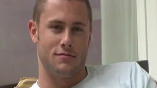 Сексуальный парень дрочит одной рукой и получает от этого удовольствие