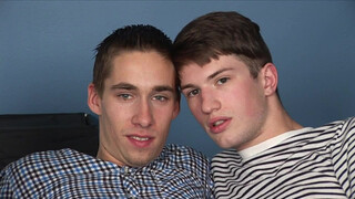 Два студента дрочат друг другу и от этого возбуждаются