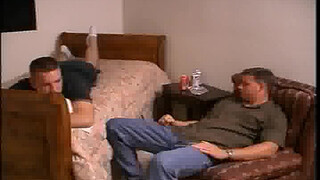 Накачанные парни трахаются дома на небольшой постели