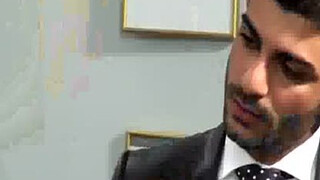 Два качка трахают друг друга в жопы и кончают на стол