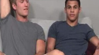 Мускулистые накачанные брюнеты смачно трахаются на белом диване