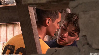 Два молоденьких гея трахаются на стройке при своем друге