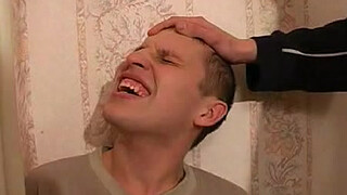 Неопытный парень получает член качка в задницу и в глотку