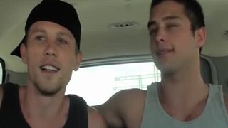 Два парня уединились в ванной комнате и начали мастурбировать друг на друга
