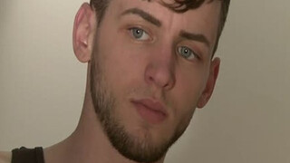 Два студента красиво трахаются на полу, смачно постанывая от кайфа