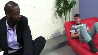 Опытный негр прижимает молодого парня сзади и вводит ему в попу член