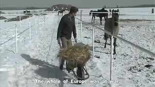 Мужик надел презерватив и трахнул сонного друга