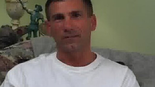 Опытные мужики трахают друг друга длинными залупами в глотки