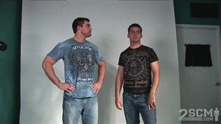 Два красавчика смотрят фильм и дрочат члены, полностью раздевшись