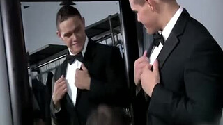 Два мускулистых гея примеряют смокинги и трахаются в примерочной