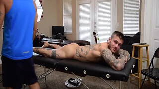 Мускулистый массажист отымел красавчика на массажном столе