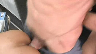 Врач-гей при осмотре пациента уложил его на спину и трахнул в глотку