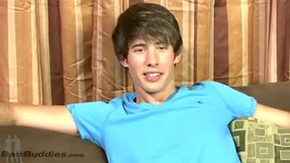 Молодой брюнет обкончался во время секса с хуястым другом