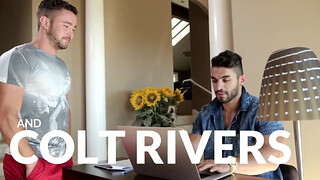 Бородатый мужик щупает за жопу красивого студента на массажном столе