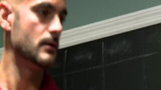 Мужики трахают молоденького парнишу в глубокую глотку