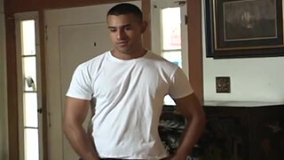 Парни в футболках и в кепках дрочат по кругу и трахают парня в два члена