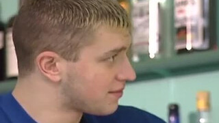 Минетчик присел на корточки и вылизал член стройного актива