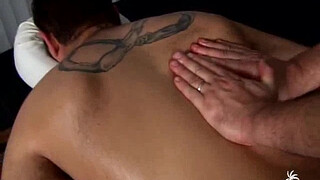 Гей-массажист надрочил член клиента и довел его до оргазма