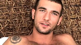 Красавчик мастурбирует, вставив себе в попу искусственный член