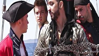 Компания накачанных парней устроила гейское групповое порно