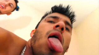 Мулат встал на четвереньки и принял в очко член любовника