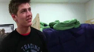 Неопытный парень стоит на коленях перед друзьями и сосет перед камерой