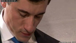 Геи трахаются на офисном столе и вводят пальцы в очко