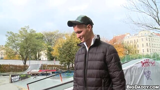 Пикапер развел незнакомого парня на гейский секс на улице