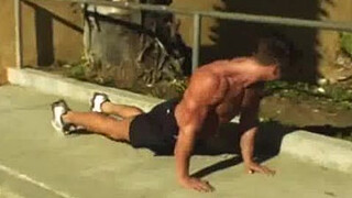 Накаченные мужики повеселились втроем в гейском порно