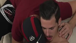 Ненасытный гей делает отлиз привлекательному студенту