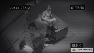 Зрелые охранники трахнулись в тугое очко на столе