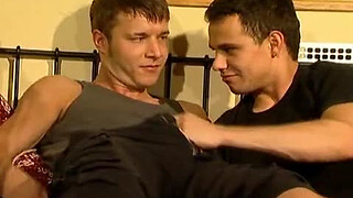 Парень сосет хуи студентов в гейской групповушке