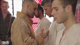 Два качка жестко трахаются в попу на постели