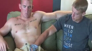 Молодой гей порадовал друга отменным минетом