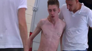 Три чувака жестко шпилят очко напарника по очереди