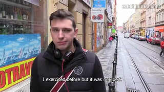 Паренек делает минет незнакомцу с огромным хуем