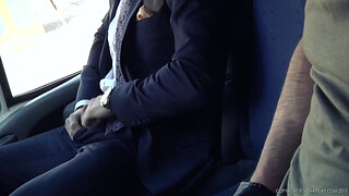 Зрелый мачо облизывает зад накаченному гею у машины