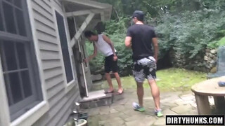 Парень ебет попу одногруппника на полу