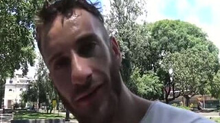 Чувак взял за щеку хуй страстного незнакомца