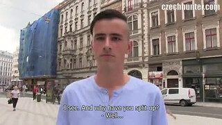 Незнакомец начинает сосать длинный хер гея