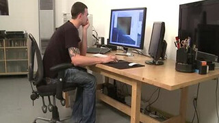 Парень возбуждает глубоким минетом порочного гея