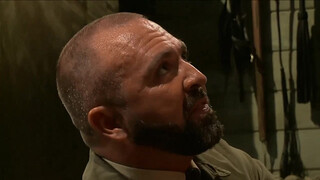 Мужик трахает связанного парня в жестком гейском порно