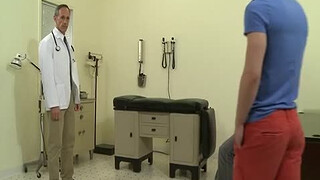 Доктор дал хуй в рот парню в гейской групповушке