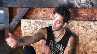 Симпатичный чувак дрочит длинный хер в порнушке