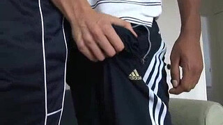 Развратный паренек сосет огромный ствол возбужденного гея