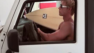 Спортивный красавчик в автомобиле дрочит письку