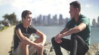 Спортсмен красиво натянул школьника на половой член в гей порно