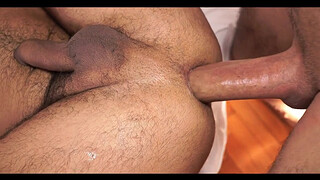 Опытный гей жарит зрелого качка в большую задницу